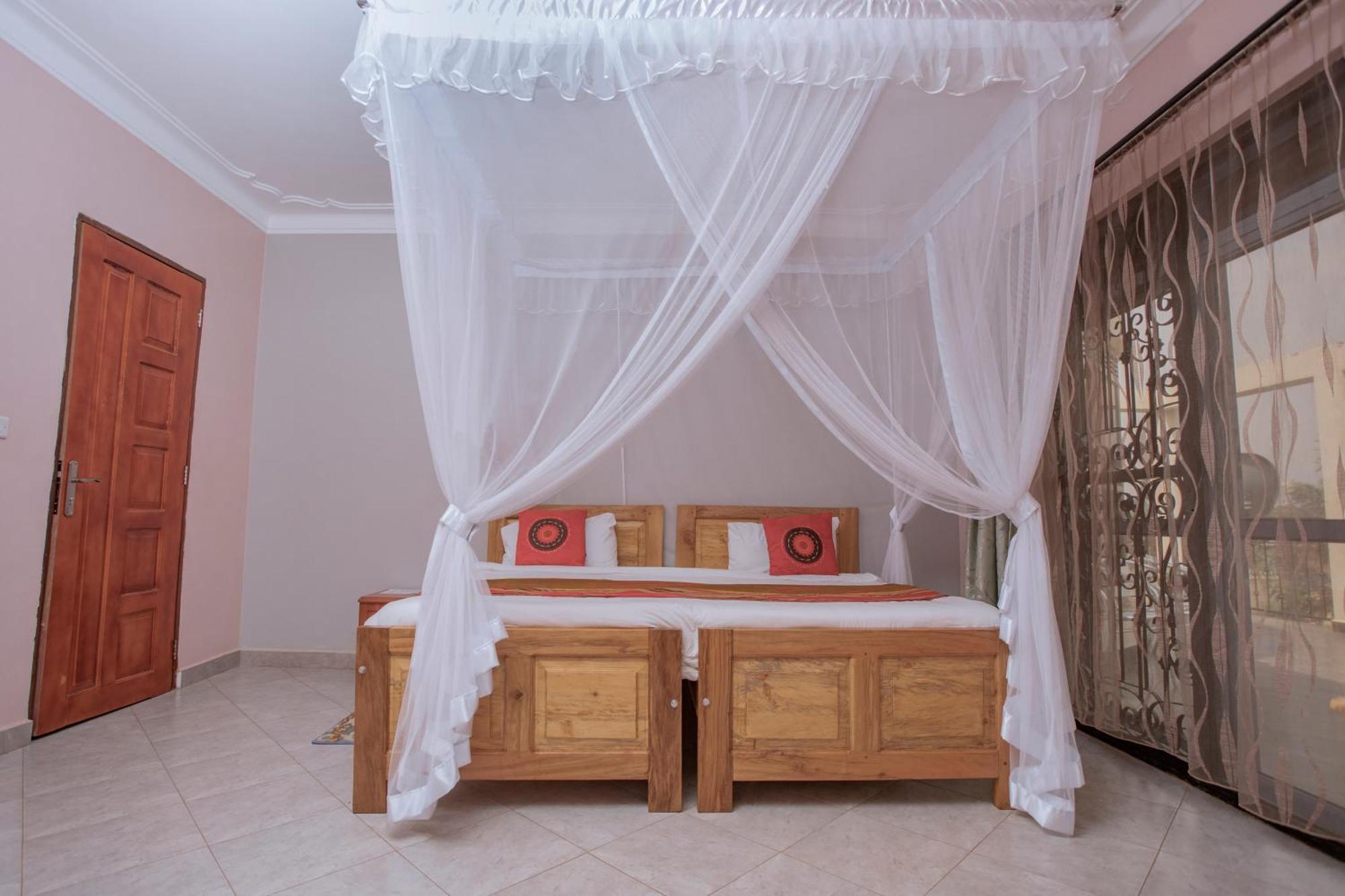 Silver Oaks Hotel Boma Fort Portal Ngoại thất bức ảnh