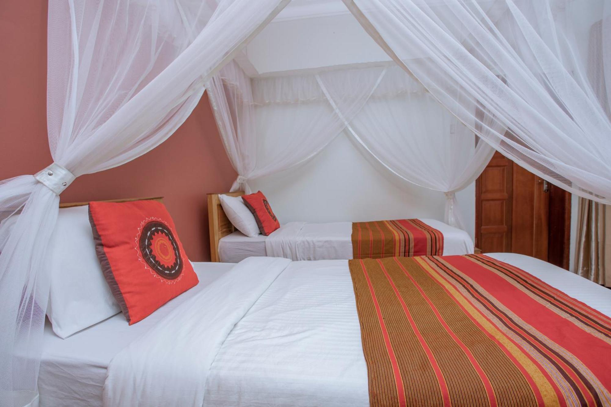 Silver Oaks Hotel Boma Fort Portal Ngoại thất bức ảnh