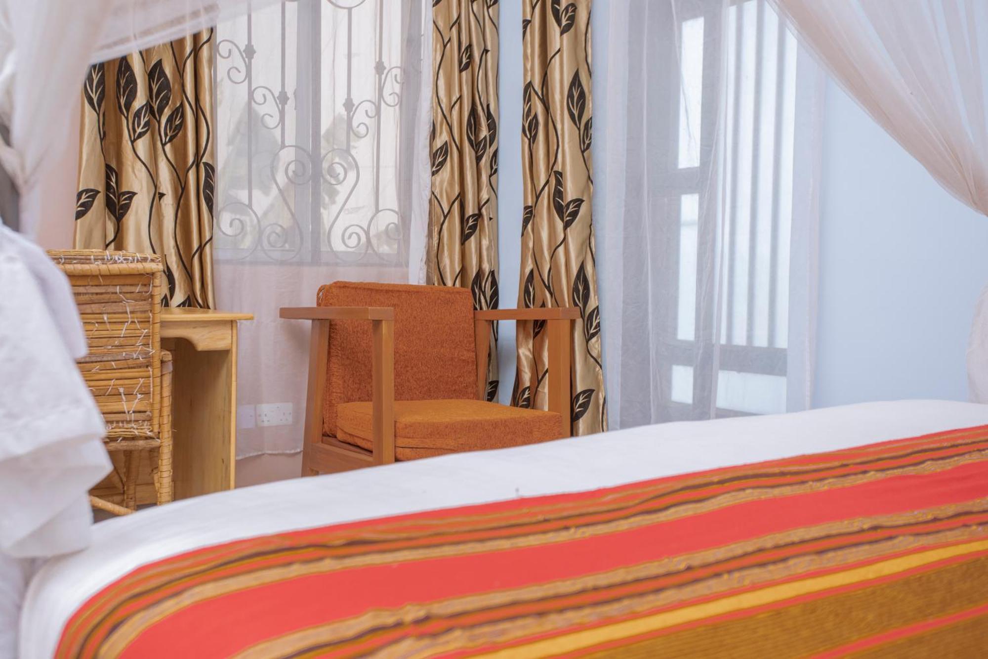 Silver Oaks Hotel Boma Fort Portal Ngoại thất bức ảnh