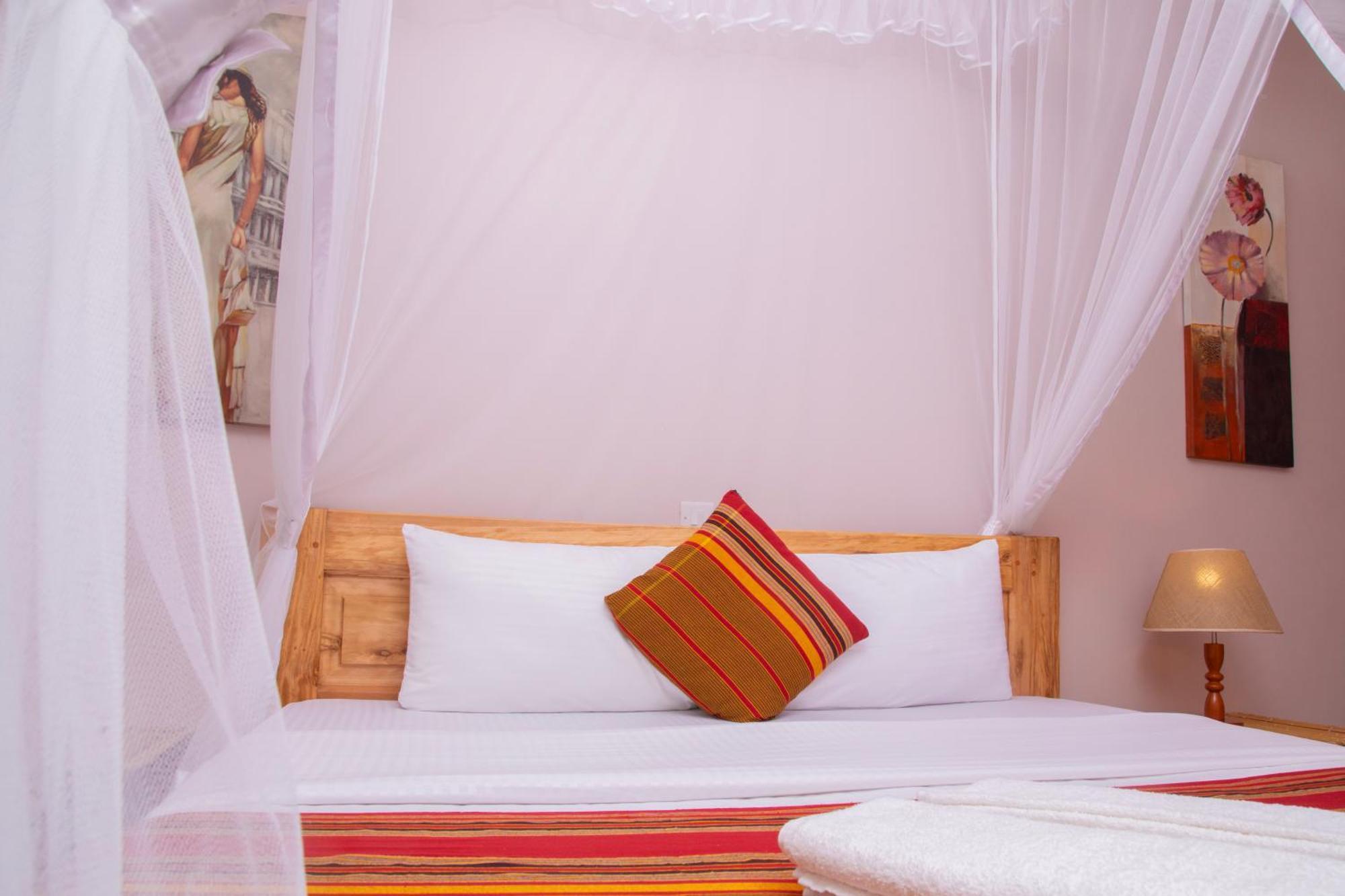 Silver Oaks Hotel Boma Fort Portal Ngoại thất bức ảnh